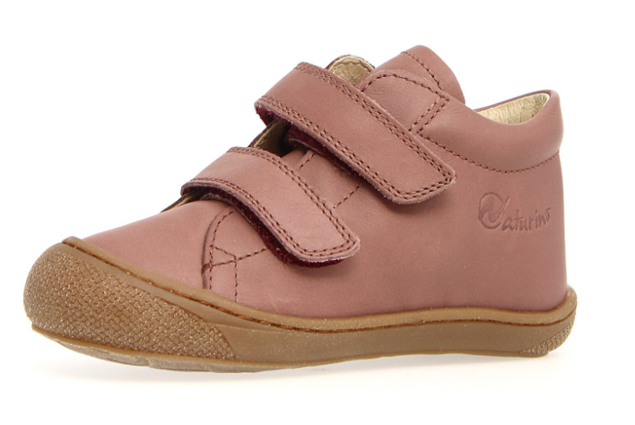 Babyschuh von Naturino in Rosa. Hochschuh mit zwei Klettverschlüssen und einer braunen Sohle. Ansicht von schräg oben 