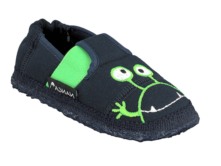 Kuscheliger Nanga Kinderhausschuh (rechts) dunkelblau mit grünen Details und grünem Monster, Ansicht von schräg vorne 
