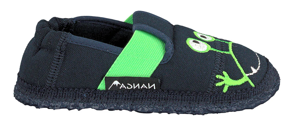 Kuscheliger Nanga Kinderhausschuh (rechts) dunkelblau mit grünen Details und grünem Monster, seitliche Ansicht 