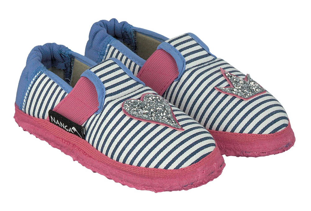 Kuschelige Nanga KInderhausschuhe schwarz weiß gestreift mit pinken und plauen details, silber glizerndes Herz auf dem Linken Schuh und silber glizernde Krone auf dem rechten Schuh, Ansicht von schräg vorne