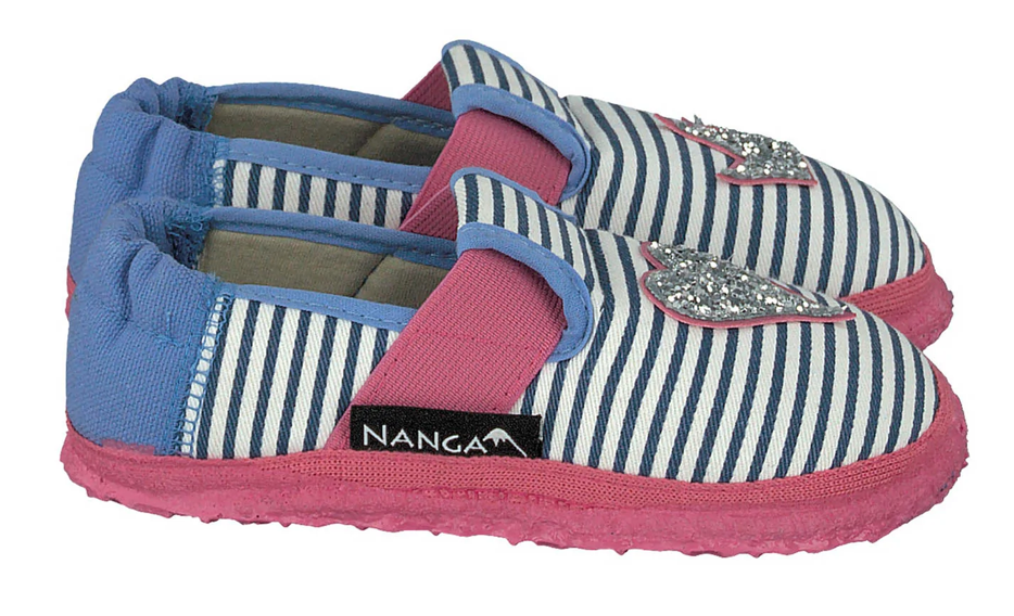 Kuschelige Nanga KInderhausschuhe schwarz weiß gestreift mit pinken und plauen details, silber glizerndes Herz auf dem Linken Schuh und silber glizernde Krone auf dem rechten Schuh, seitliche Ansicht 