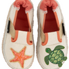 Kuschelige Nanga KInderhausschuhe Sandfarben mit orangenen und goldenen Details, orangener Seestern auf dem linken Schuh und grüner Schildkröte auf dem rechen Schuh, Ansicht von oben