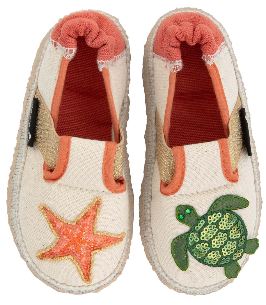 Kuschelige Nanga KInderhausschuhe Sandfarben mit orangenen und goldenen Details, orangener Seestern auf dem linken Schuh und grüner Schildkröte auf dem rechen Schuh, Ansicht von oben