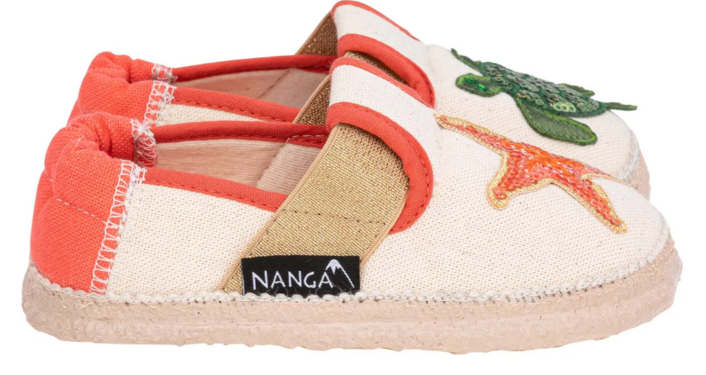 Kuschelige Nanga KInderhausschuhe Sandfarben mit orangenen und goldenen Details, orangener Seestern auf dem linken Schuh und grüner Schildkröte auf dem rechen Schuh, seitliche Ansicht