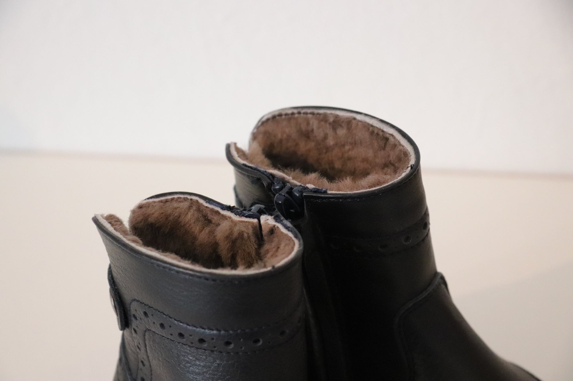 Cole Bounce Budapester Winterstiefelchen mit Reißverschluss und Lammfell Marino - keks.