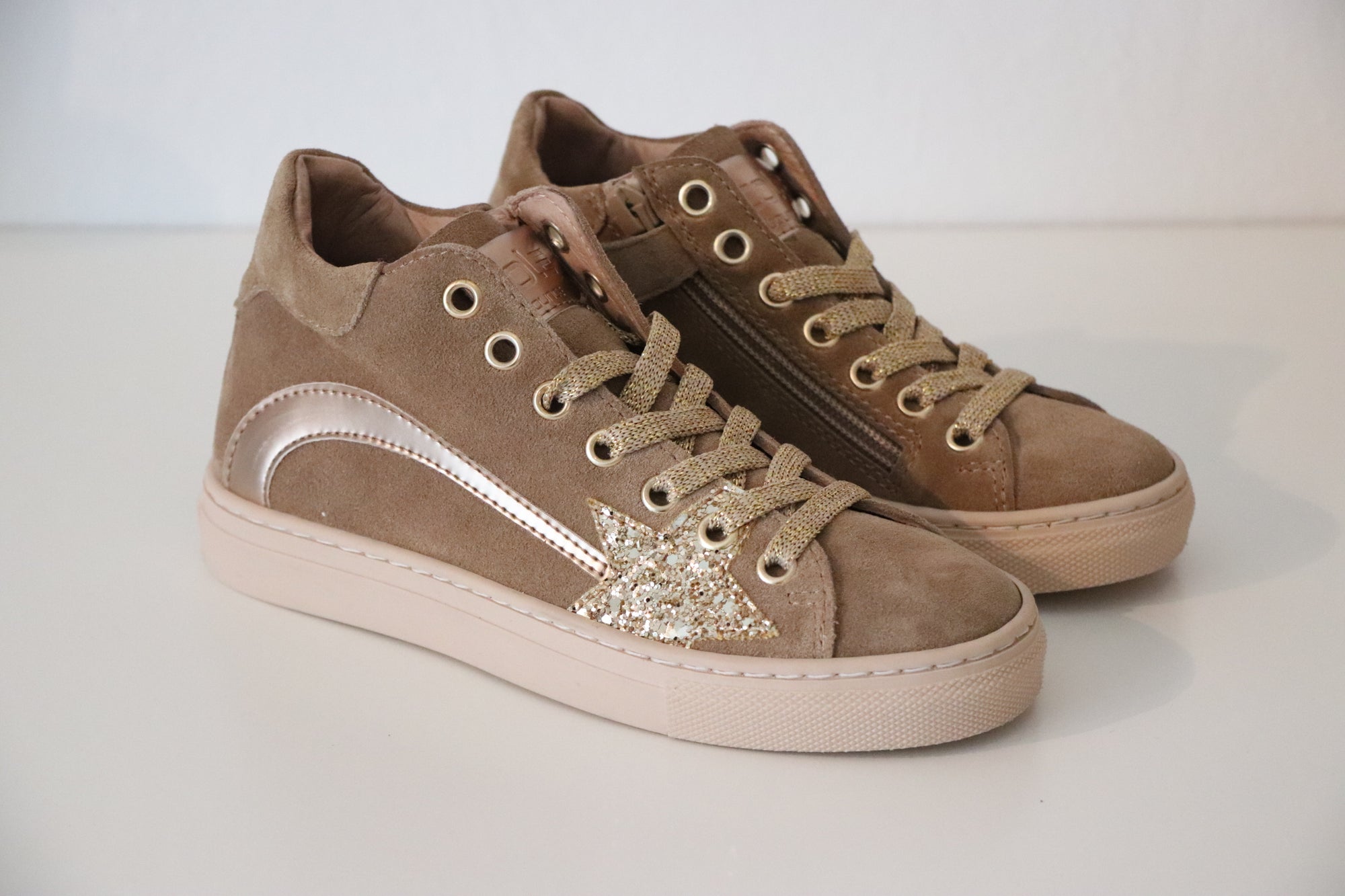Cole Bounce Sneaker Sand Velours mit Goldstern - keks.