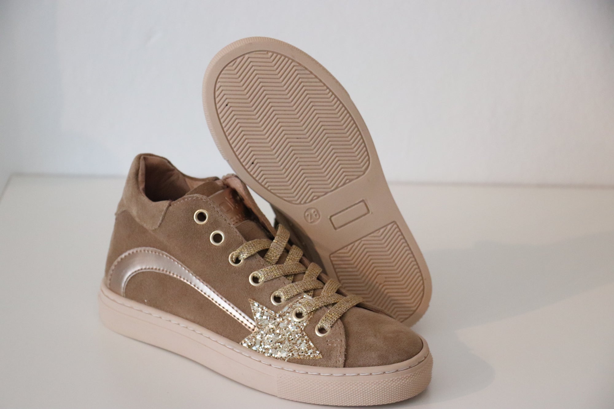 Cole Bounce Sneaker Sand Velours mit Goldstern - keks.