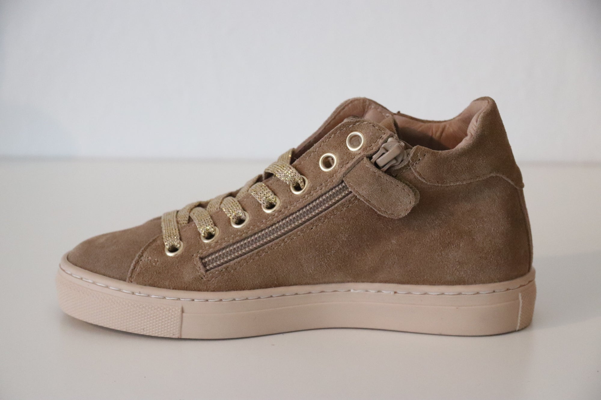 Cole Bounce Sneaker Sand Velours mit Goldstern - keks.