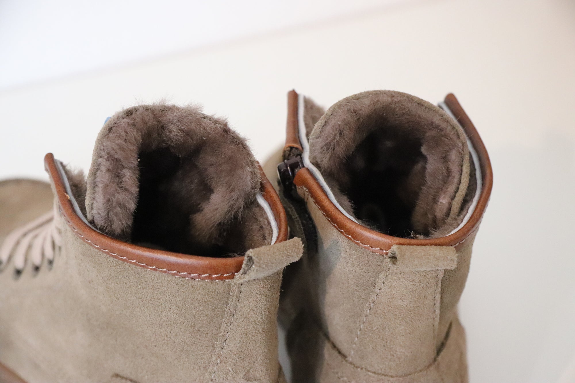 Cole Bounce Kuschelige Lammfell Schnürsneaker Sand Velours - keks.