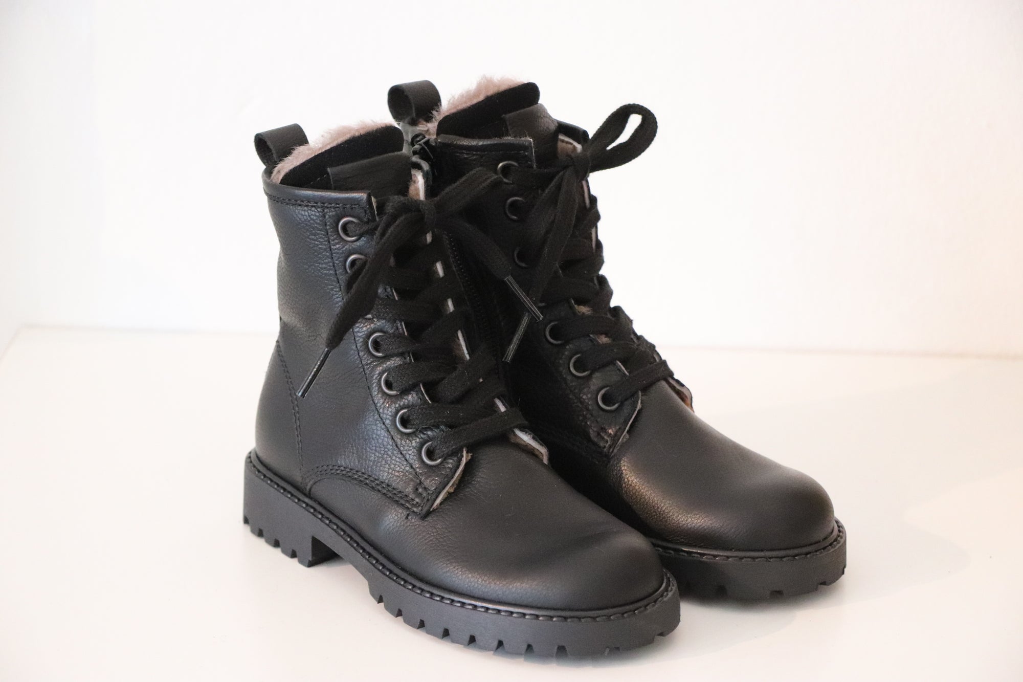 Cole Bounce Schnürboots Schwarz mit Reißverschluss und Lammfell - keks.