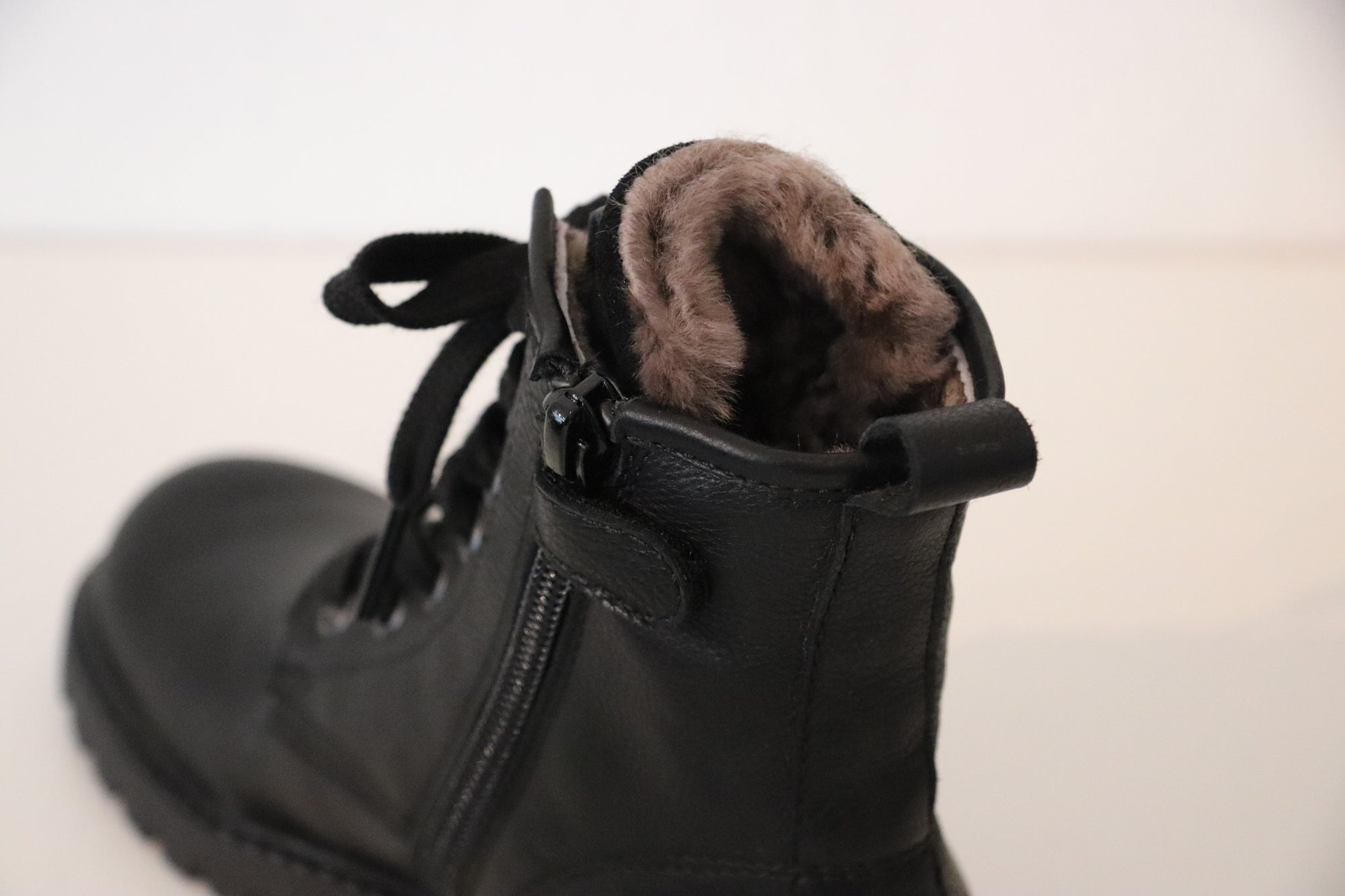 Cole Bounce Schnürboots Schwarz mit Reißverschluss und Lammfell - keks.