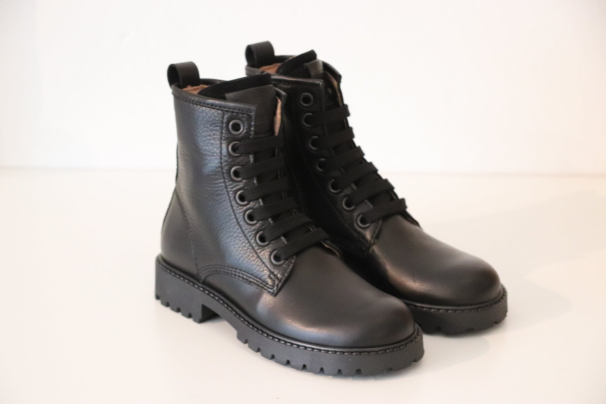 Cole Bounce Schnürboots Schwarz mit Reißverschluss - keks.