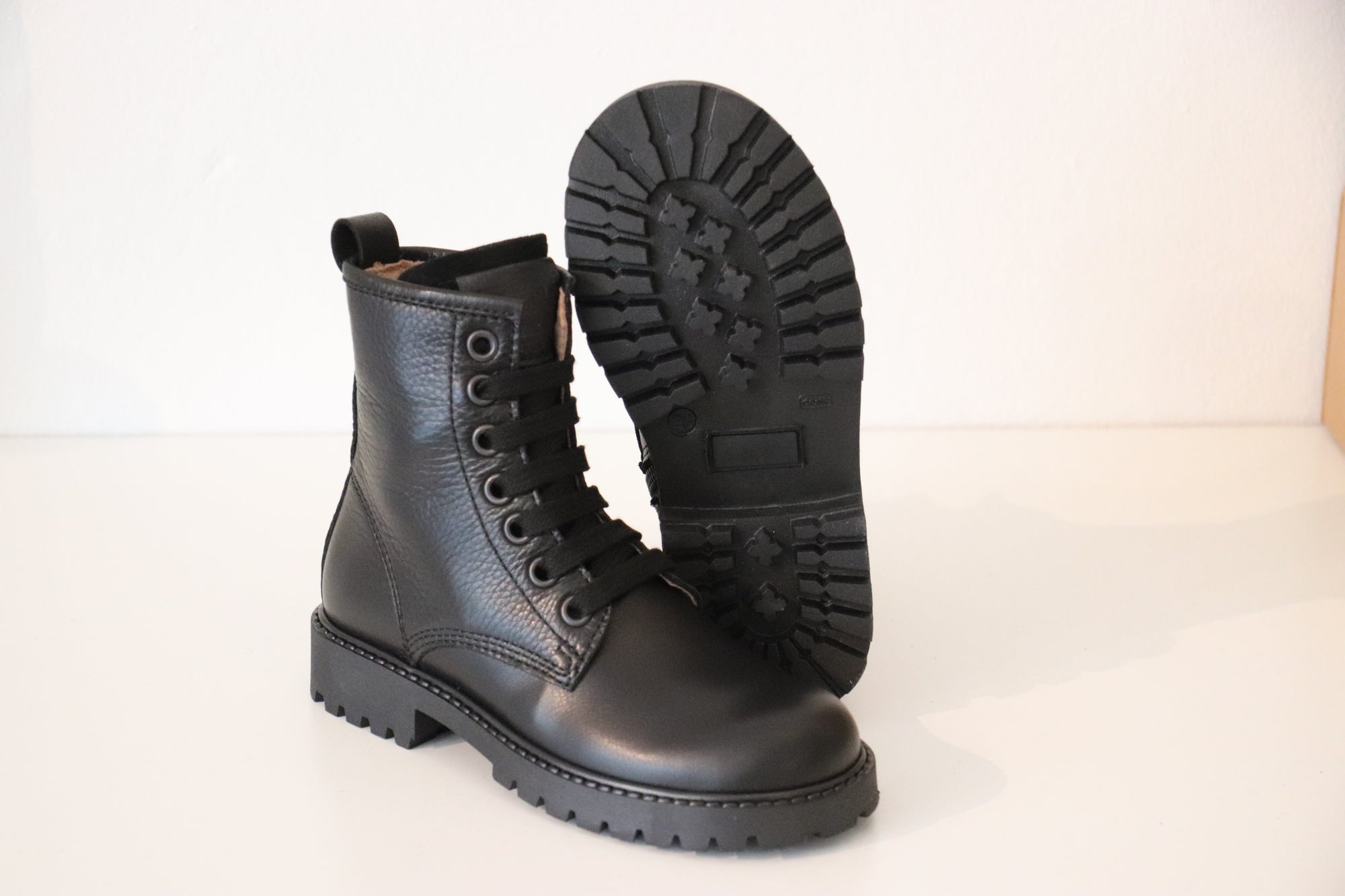 Cole Bounce Schnürboots Schwarz mit Reißverschluss - keks.