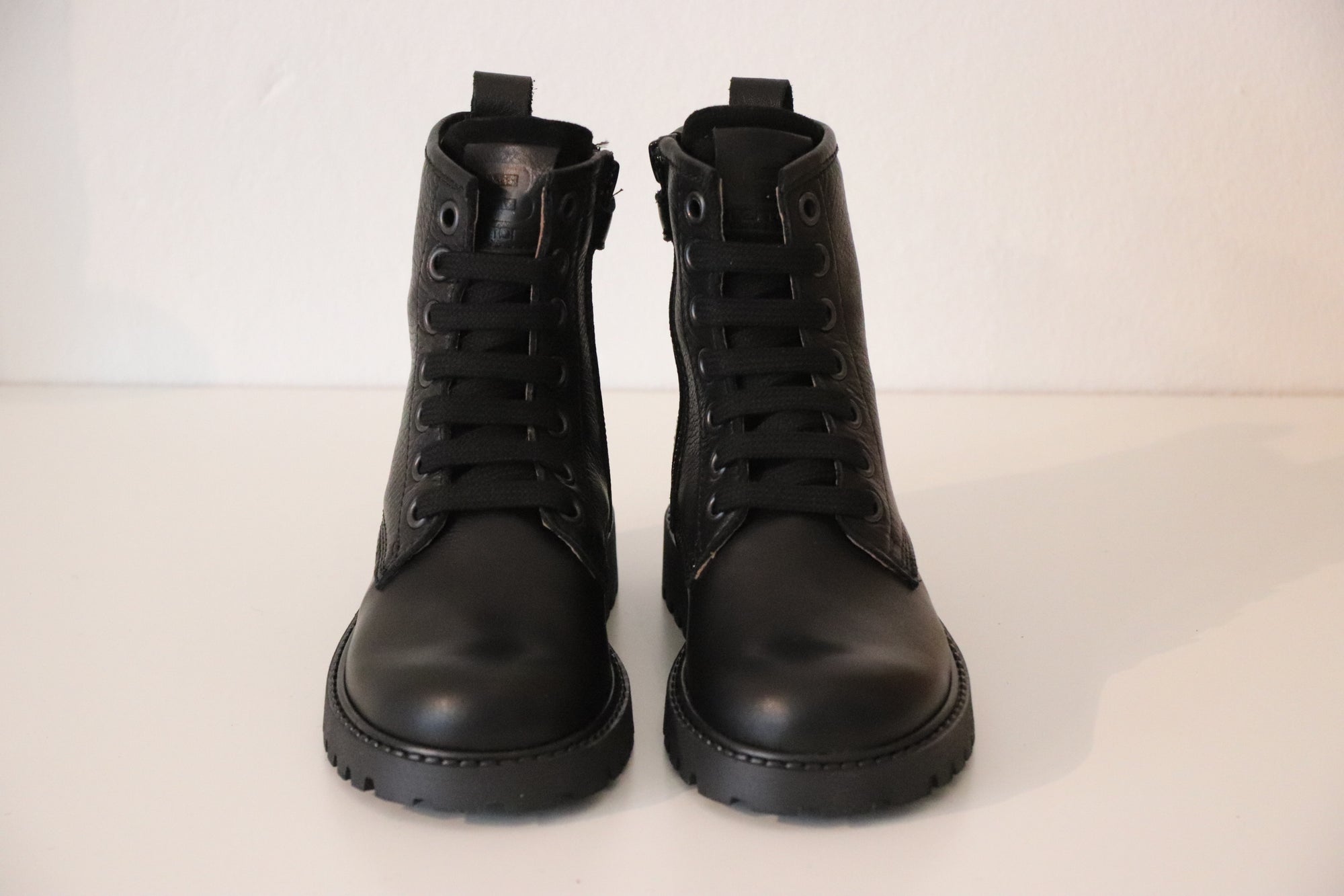 Cole Bounce Schnürboots Schwarz mit Reißverschluss - keks.