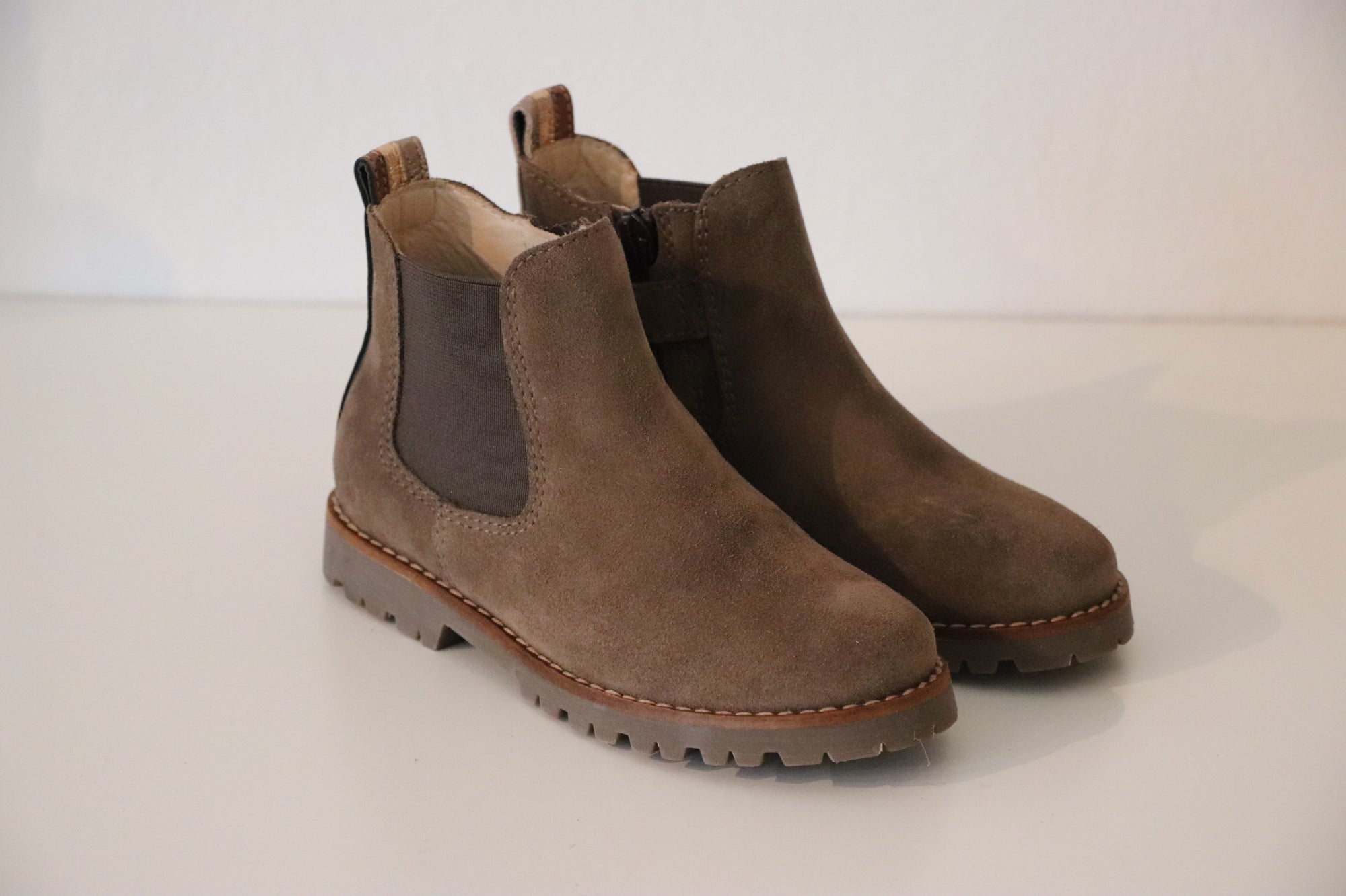 Beberlis Chelseas TAUPE Hydrovelours mit Goldener Ferse - keks.