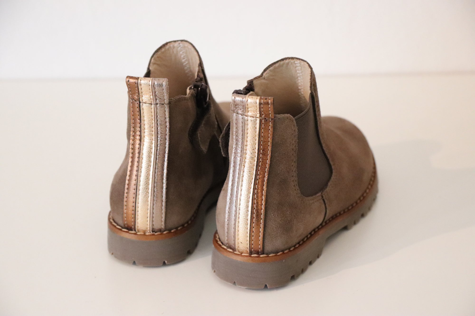 Beberlis Chelseas TAUPE Hydrovelours mit Goldener Ferse - keks.