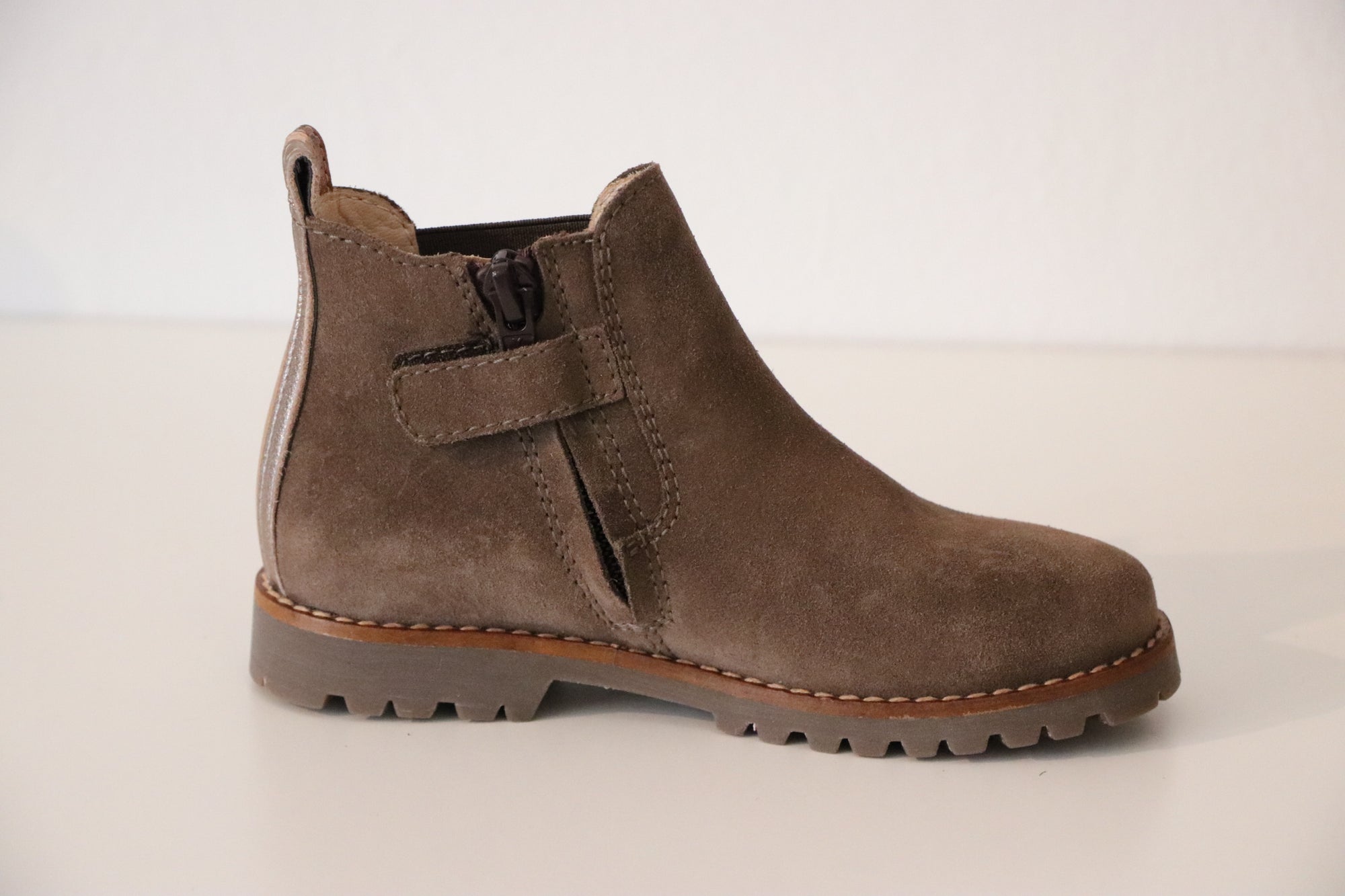 Beberlis Chelseas TAUPE Hydrovelours mit Goldener Ferse - keks.