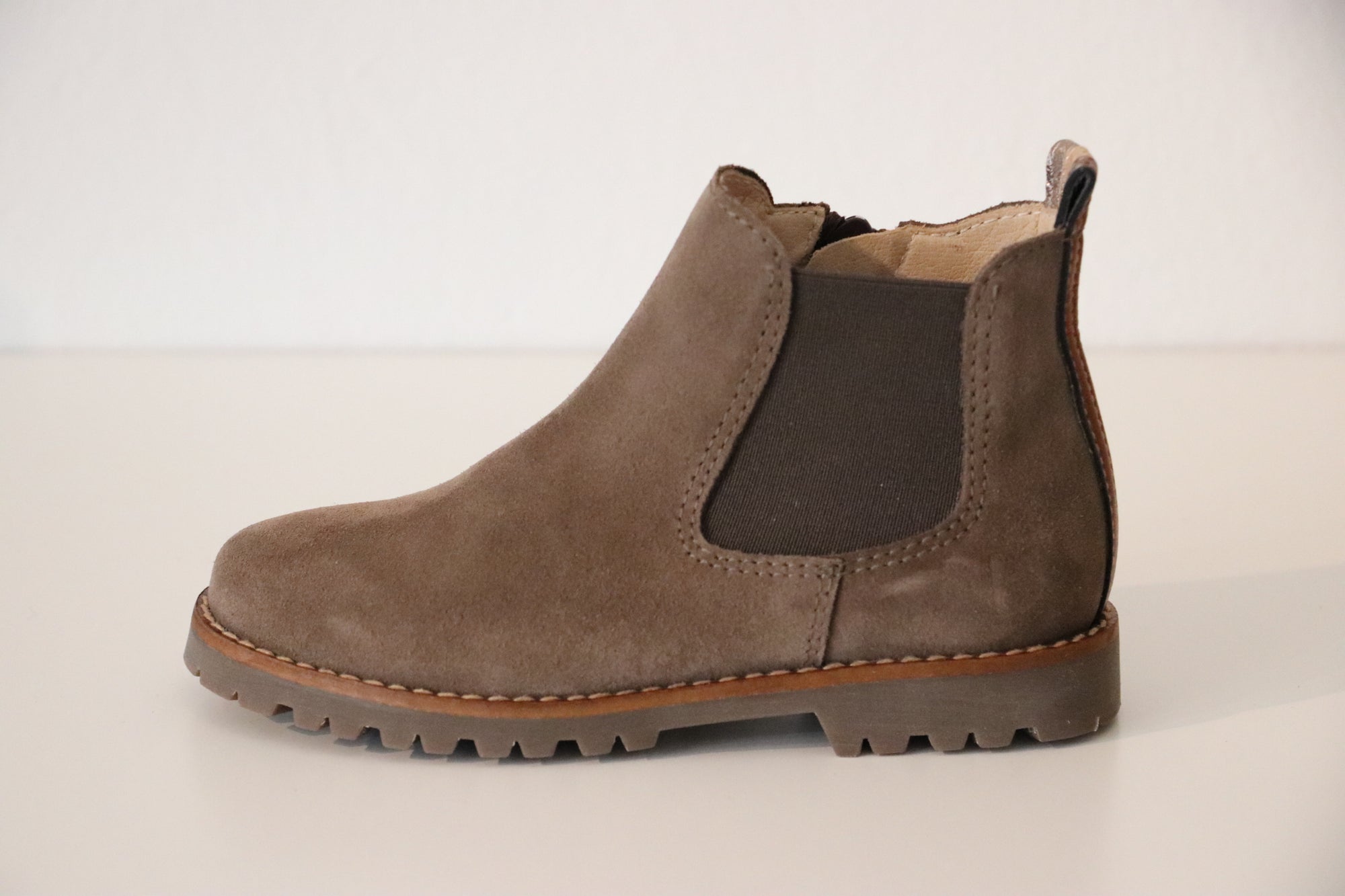 Beberlis Chelseas TAUPE Hydrovelours mit Goldener Ferse - keks.