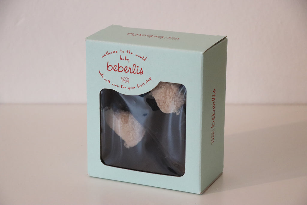 Süße Beberlis Schnürschuhe für Babys. Braune Babyschuhe Doxie Olive, warm gefüttert. Ansicht in der Verpackung 