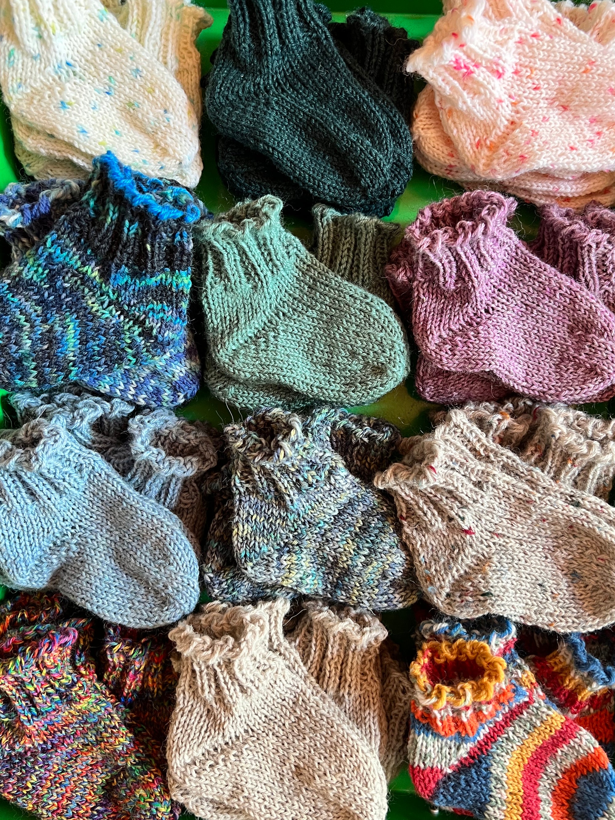 Handgestrickte Babysöckchen - keks.