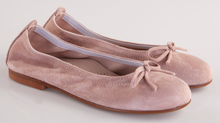 Beberlis Ballerina, schöne elegante Ballerinen der spanischen Manufaktur Beberlis, Farbe nude altrosa, Foto von schräg vorne, Kinderballerinas Kinderballerina, Damenballerinas