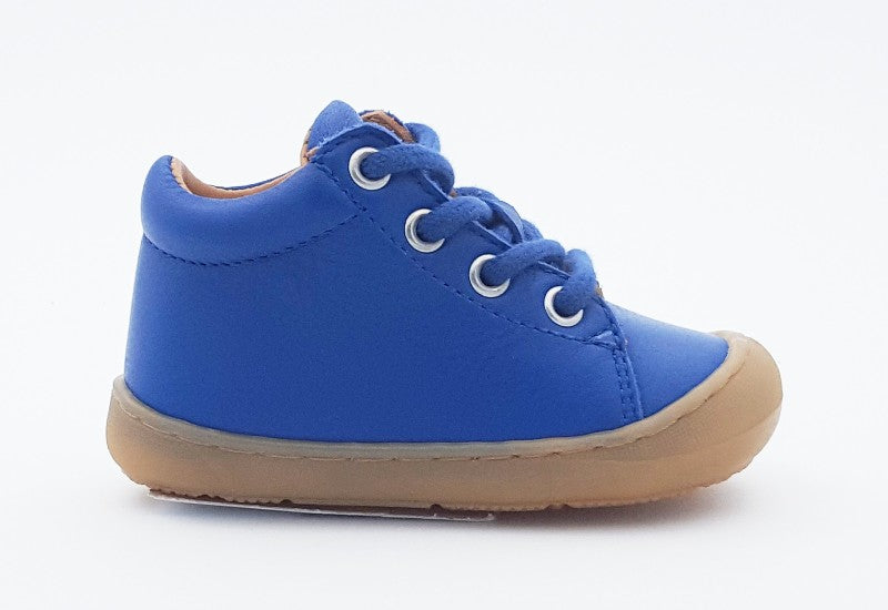 Cooler Lauflernschuh von Telyoh in Royal Blau. Kinderschuh Mannie mit Schnürverschluss