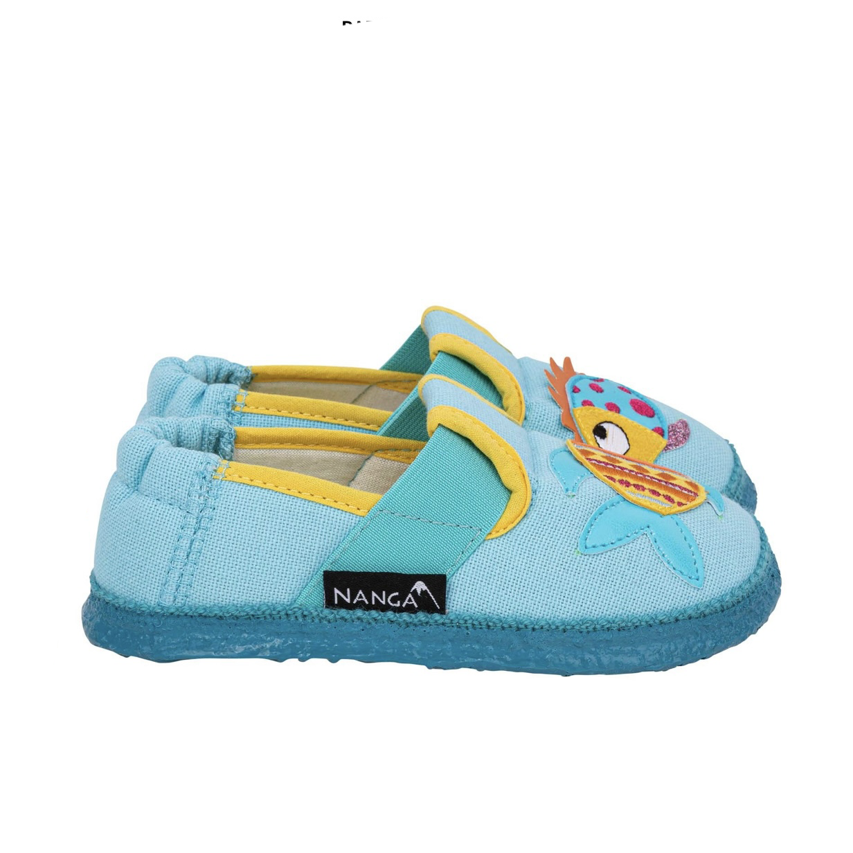 Ökologische weiche Nanga Kinderhausschuhe in Bielefeld, Modell Goldfischi. Türkise Hausschuhe mit gelben Details und buntem Fischmotiv, Ansicht von der Seite