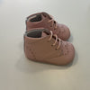 Süße Beberlis Babyschuhe Daimiel  Rose. Rosa Schnürschuhe mit ausgestanztem Muster, Ansicht von schräg oben