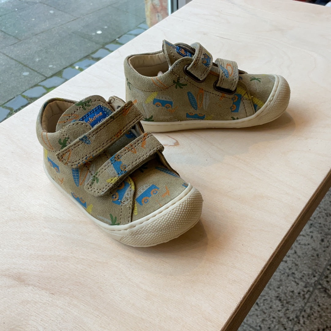 Süßer Babyschuh von Naturino in Olive grün mit Fahrzeug Muster, zwei Klettverschlüssen und einer cremefarbenen Sohle. Ansicht von schräg oben 