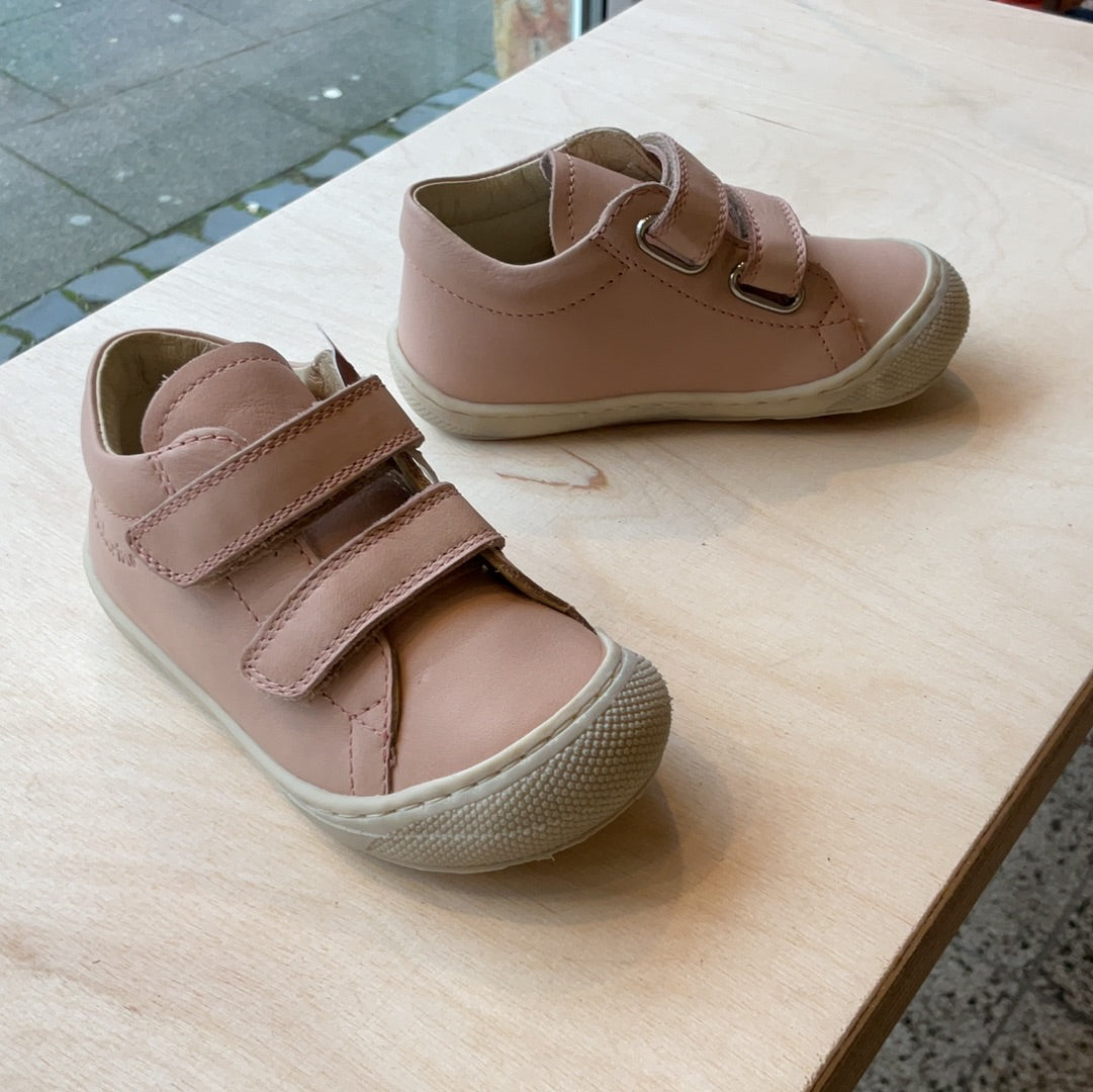 Süße Babyschuhe von Naturino in Pink. Hochschuhe mit zwei Klettverschlüssen und cremefarbener Sohle. Ansicht von schräg oben