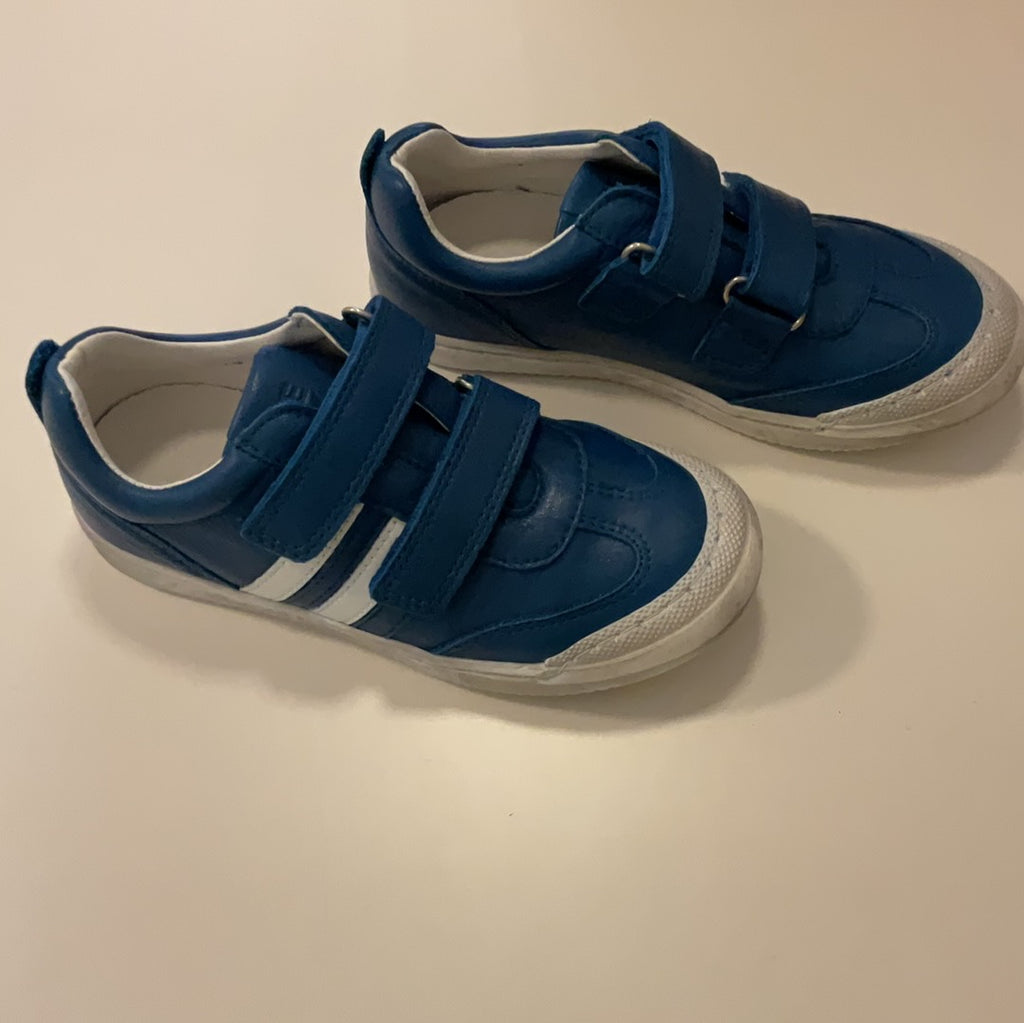Coole Lowcut Schuhe Telyoh in Petrol Blau. Weiße Streifen an der äußeren Seite. Kinderschuhe mit Klettverschluss