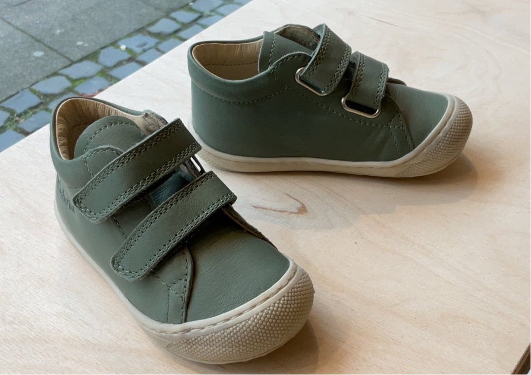 Süßer Hochschuh von Naturino mit zwei Klettverschlüssen in Grün und einer cremefarbenen Sohle. Ansicht von schräg seitlich oben 