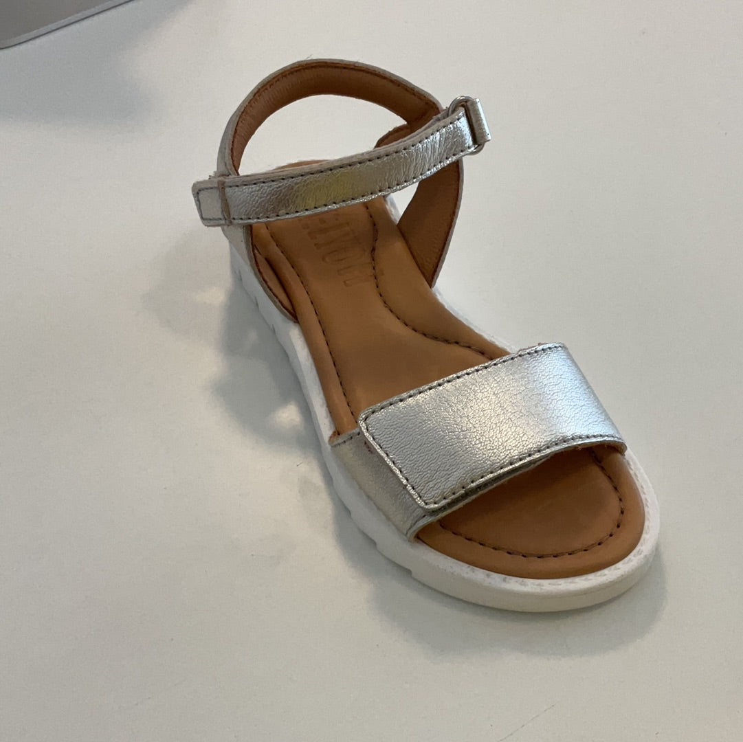 Hübsche Kindersandale von Telyoh in Silber, glänzend , Sommerschuh mit Klettverschluss und Schnalle