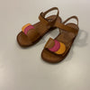 Niedliche Kindersandalen von Beberlis SETA mit Klettverschluss.  Braune Kinderschuhe mit orangenen und Pinken Details. Ansicht von schräg oben