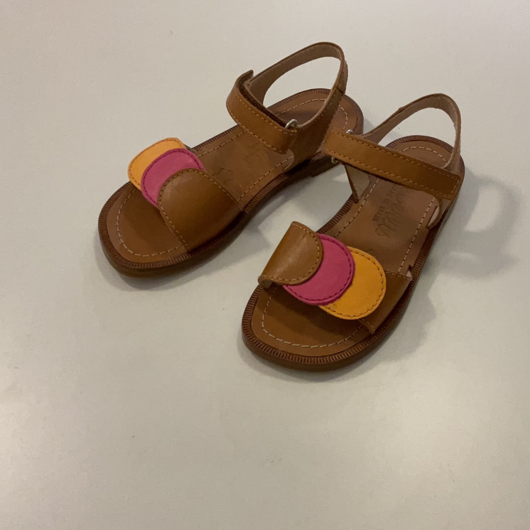 Niedliche Kindersandalen von Beberlis SETA mit Klettverschluss.  Braune Kinderschuhe mit orangenen und Pinken Details. Ansicht von schräg oben