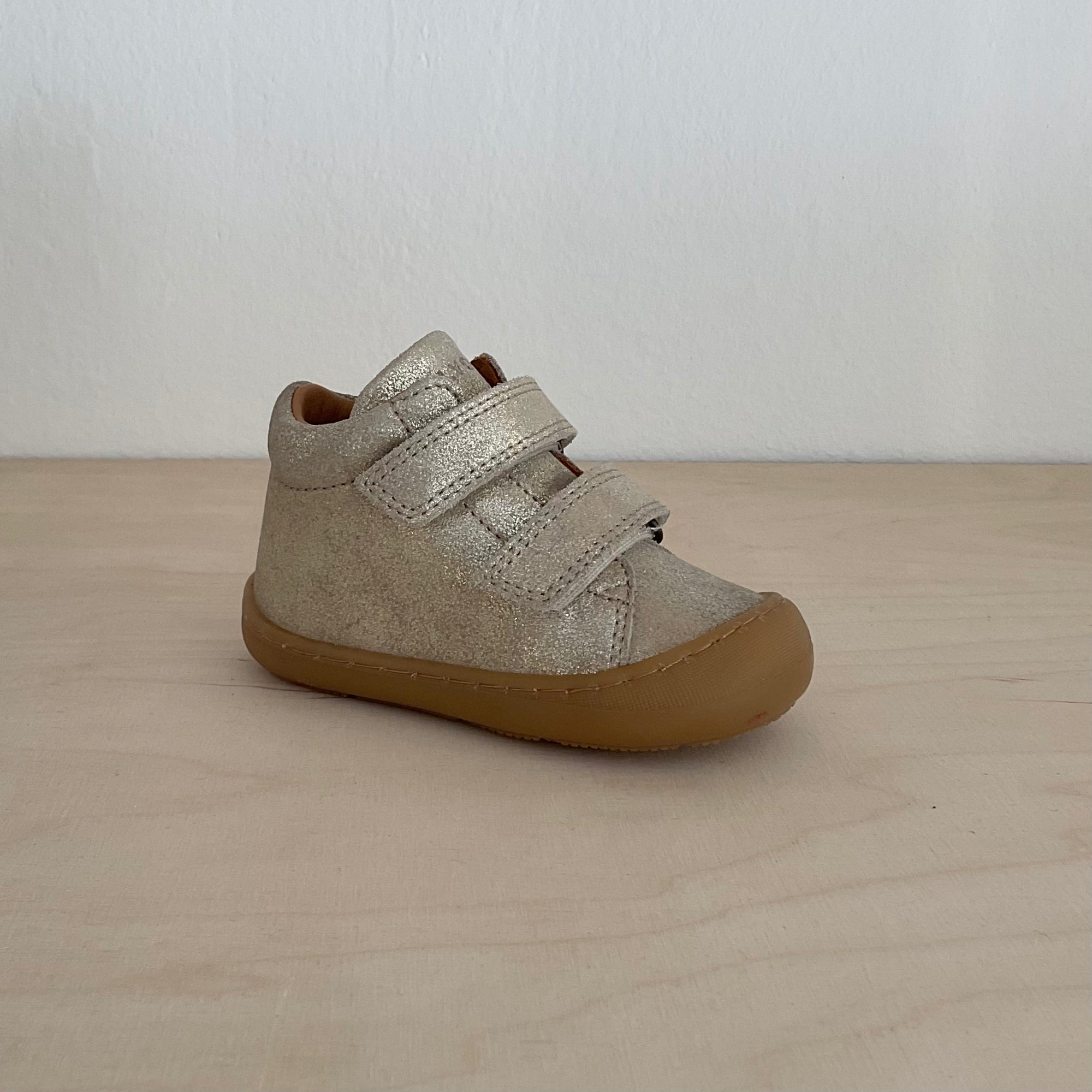 Bezaubernde Lauflernschuhe von Telyoh in Gold Glänzend. Kinderschuh Mannie mit Klettverschluss 